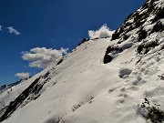 34 Risalgo a vista verso la Forcella Rossa pestando alta neve